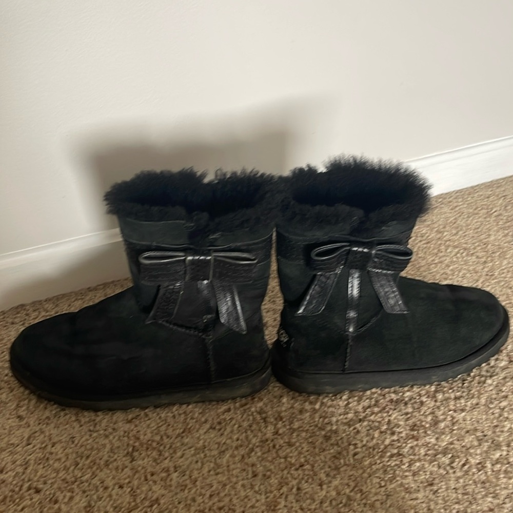Authentic Ugg short boots with a bow and fur inside